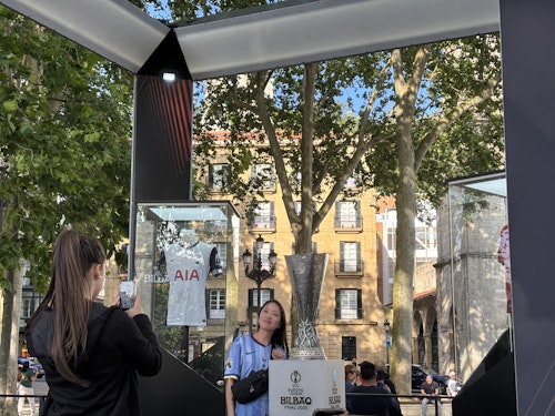 Las aficiones del Tottenham y United protagonizan una jornada festiva en Bilbao con incidentes puntuales