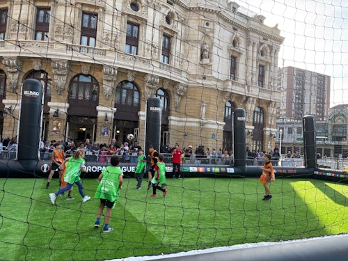 Las aficiones del Tottenham y United protagonizan una jornada festiva en Bilbao con incidentes puntuales