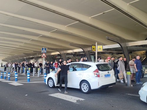 Las aficiones del Tottenham y United protagonizan una jornada festiva en Bilbao con incidentes puntuales