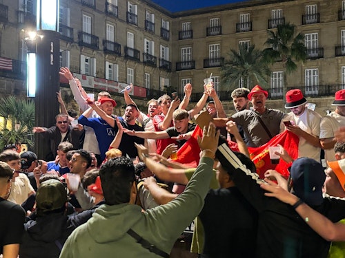 Las aficiones del Tottenham y United protagonizan una jornada festiva en Bilbao con incidentes puntuales