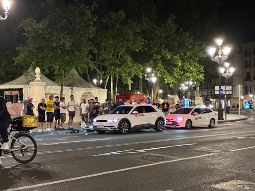 Las aficiones del Tottenham y United protagonizan una jornada festiva en Bilbao con incidentes puntuales