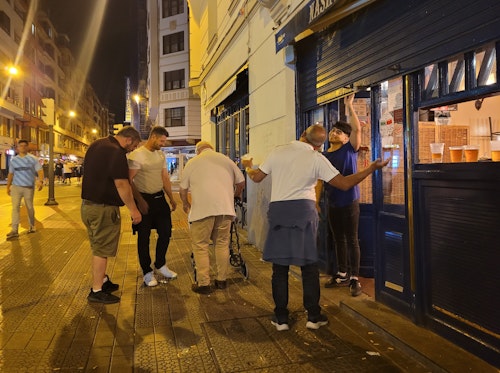 Las aficiones del Tottenham y United protagonizan una jornada festiva en Bilbao con incidentes puntuales