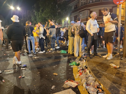 Las aficiones del Tottenham y United protagonizan una jornada festiva en Bilbao con incidentes puntuales
