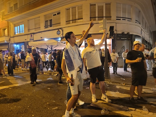 Las aficiones del Tottenham y United protagonizan una jornada festiva en Bilbao con incidentes puntuales