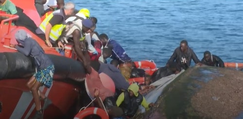 Vuelco mortal de un cayuco en El Hierro: llevaba más de diez días de travesía y al menos 20 niños a bordo