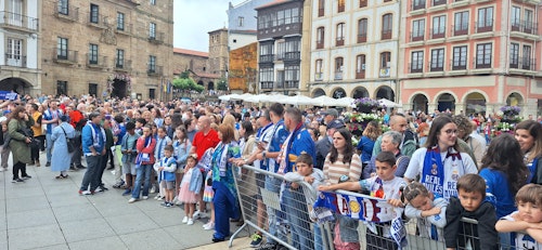 Avilés se tiñe de blanquiazul para celebrar el ascenso de su equipo