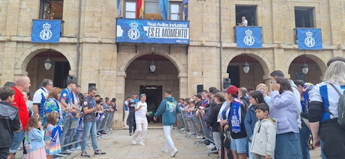 Avilés se tiñe de blanquiazul para celebrar el ascenso de su equipo