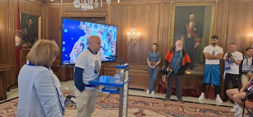 Avilés se tiñe de blanquiazul para celebrar el ascenso de su equipo