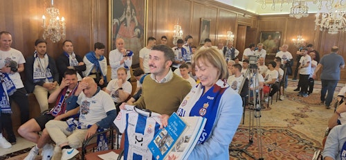Avilés se tiñe de blanquiazul para celebrar el ascenso de su equipo
