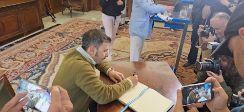 Avilés se tiñe de blanquiazul para celebrar el ascenso de su equipo