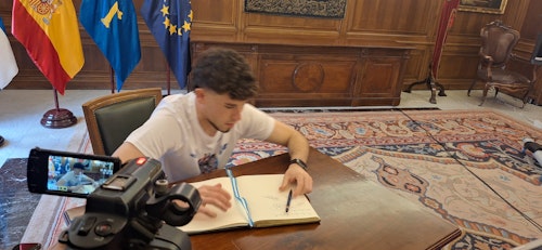 Avilés se tiñe de blanquiazul para celebrar el ascenso de su equipo