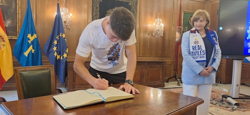 Avilés se tiñe de blanquiazul para celebrar el ascenso de su equipo