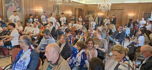 Avilés se tiñe de blanquiazul para celebrar el ascenso de su equipo