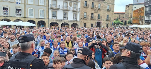 Avilés se tiñe de blanquiazul para celebrar el ascenso de su equipo