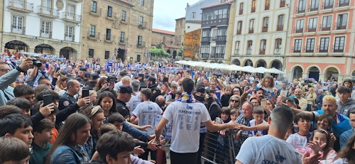 Avilés se tiñe de blanquiazul para celebrar el ascenso de su equipo
