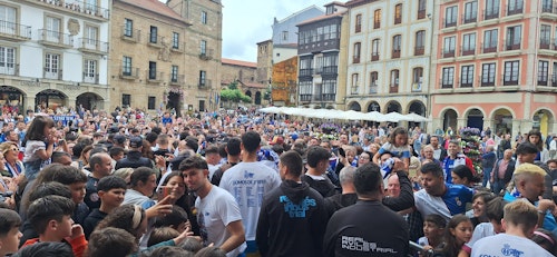 Avilés se tiñe de blanquiazul para celebrar el ascenso de su equipo