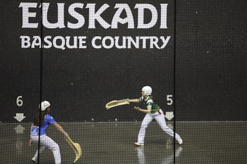 España se lleva el histórico primer duelo ante Euskadi