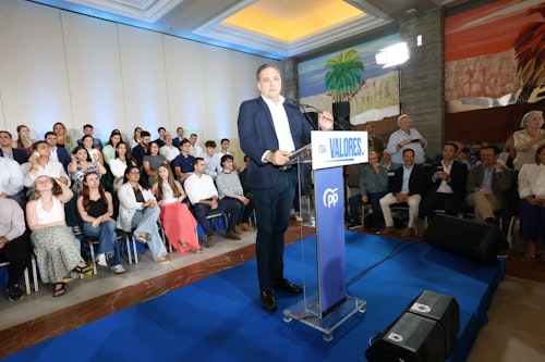 Feijóo visita Gran Canaria, en directo: el líder del PP asegura que tratará la inmigración «sin demagogia y sin efecto llamada»