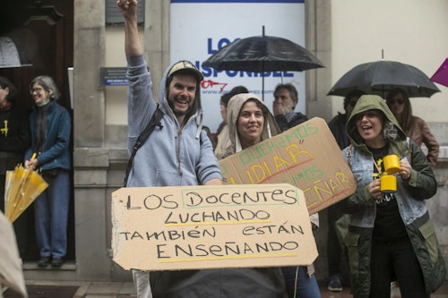 Masiva concentración de docentes asturianos: «Solo pedimos lo justo»