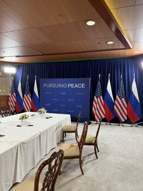 Sala preparada para la reunión de Trump y Putin con el lema Pursuing Peace en Alaska
