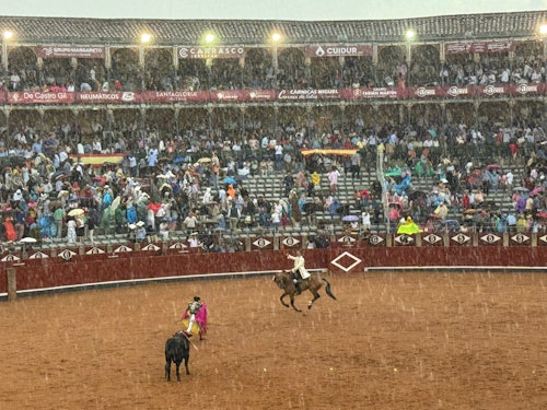 Suspendido el festejo de rejones tras un intenso aguacero en el cuarto