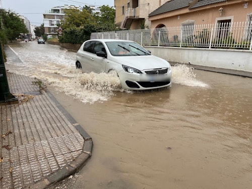 Rescate de conductores y carreteras cortadas por las fuertes lluvias en la Región de Murcia