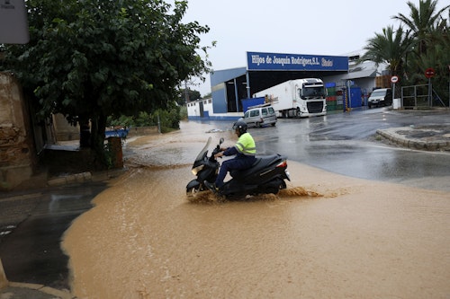 Rescate de conductores y carreteras cortadas por las fuertes lluvias en la Región de Murcia