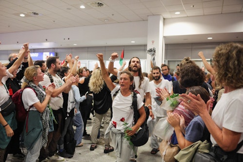 Aplausos, flores y banderas en Atenas para los deportados de la flotilla Global Sumud