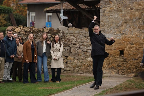 «¡Valdesoto es un pueblo afayadizu!»: así te hemos contado el recorrido de la Familia Real