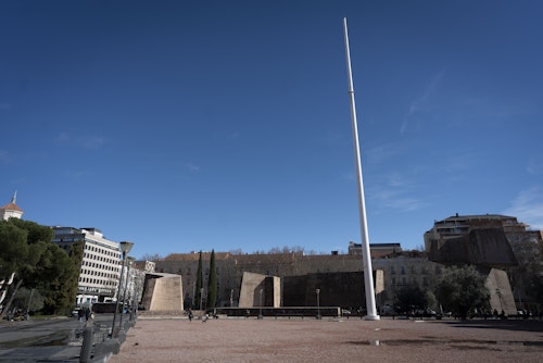 Turismos y camiones afectados por el temporal de nieve y viento en Madrid