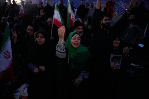 Υποστηρικτές του Χαμενεϊ θρηνούν για τον θάνατό του στην Τεχεράνη