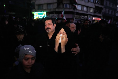 Υποστηρικτές του Χαμενεϊ θρηνούν για τον θάνατό του στην Τεχεράνη