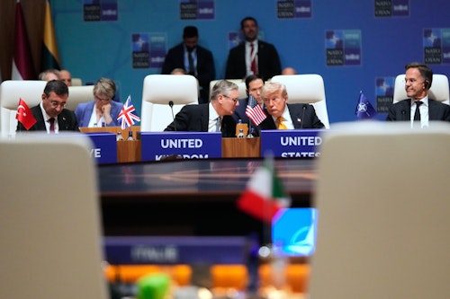Les 32 membres de l'Alliance atlantique en séance de travail