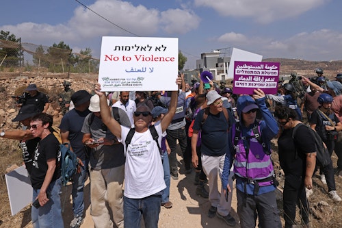 📸 À Qusra, des militants israéliens et internationaux tentent d'accéder à une des maisons occupées 