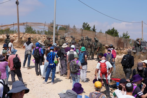 📸 À Qusra, des militants israéliens et internationaux tentent d'accéder à une des maisons occupées 