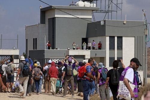 📸 À Qusra, des militants israéliens et internationaux tentent d'accéder à une des maisons occupées 