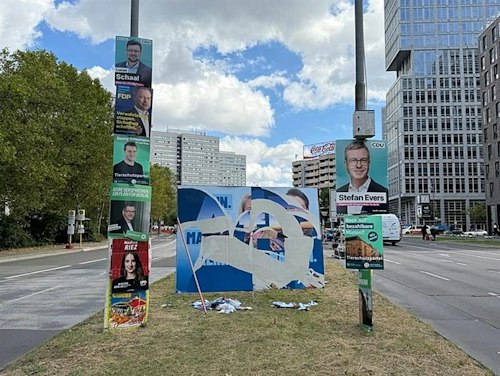 Wahlplakate in Berlin: AfD-Plakate besonders häufig von Vandalismus betroffen