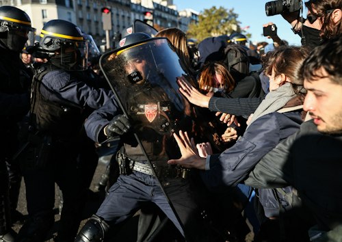 📸 Police officers clash with protesters in Paris 