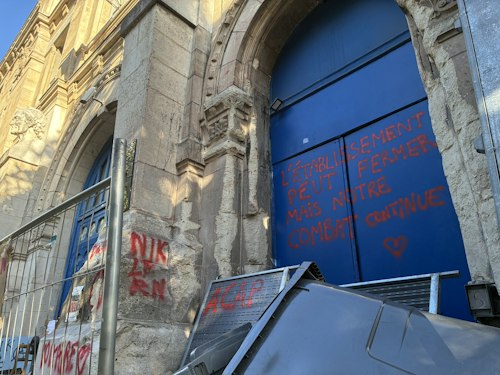 Devant le lycée Voltaire à Paris, le blocage continue, soutenu par les enseignants