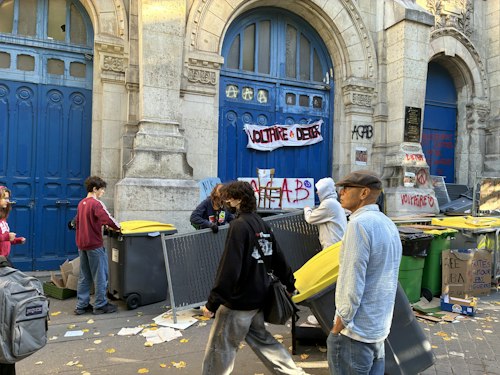 Devant le lycée Voltaire à Paris, le blocage continue, soutenu par les enseignants