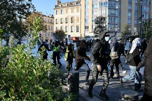 📸 Police fire tear gas at protesters in Marseille