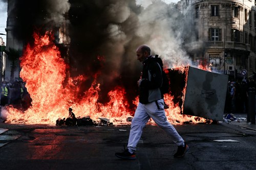 📸 Demonstrators light bins on fire in the streets of Marseille