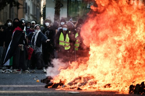 📸 Demonstrators light bins on fire in the streets of Marseille
