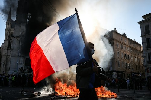 📸 Demonstrators light bins on fire in the streets of Marseille