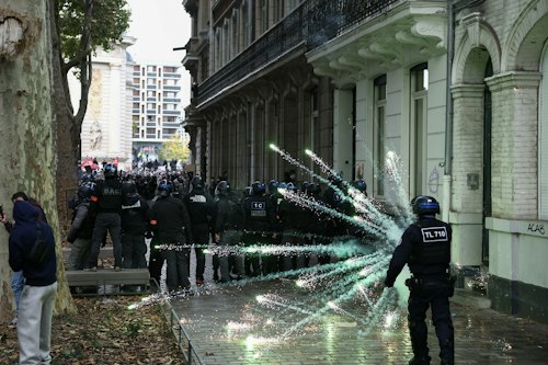 📸 En images : face à face tendu entre policiers et manifestants à Lille