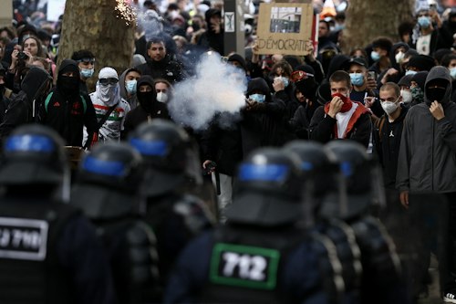 📸 En images : face à face tendu entre policiers et manifestants à Lille