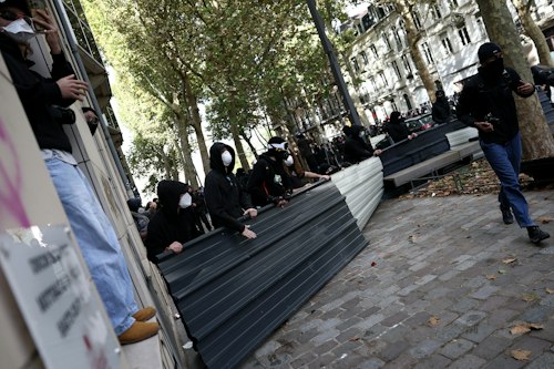 📸 En images : face à face tendu entre policiers et manifestants à Lille