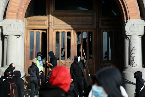 📸 Σε φωτογραφίες: Διαδηλωτές εισβάλλουν στο δημαρχείο της Λιλ