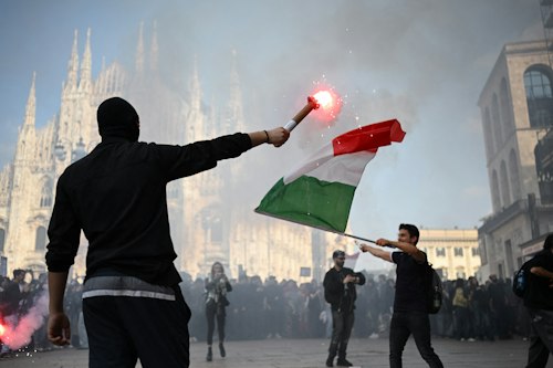 Italian police clash with protesters in Milan 