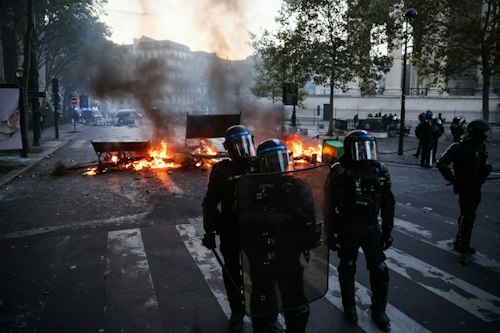 Chaotic scenes as organisers of French protests claim 800,000 have taken to  streets - France 24